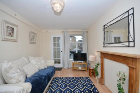 Bright Stylish 2 Bedroom Garden Apartment South Belfast close to Everything